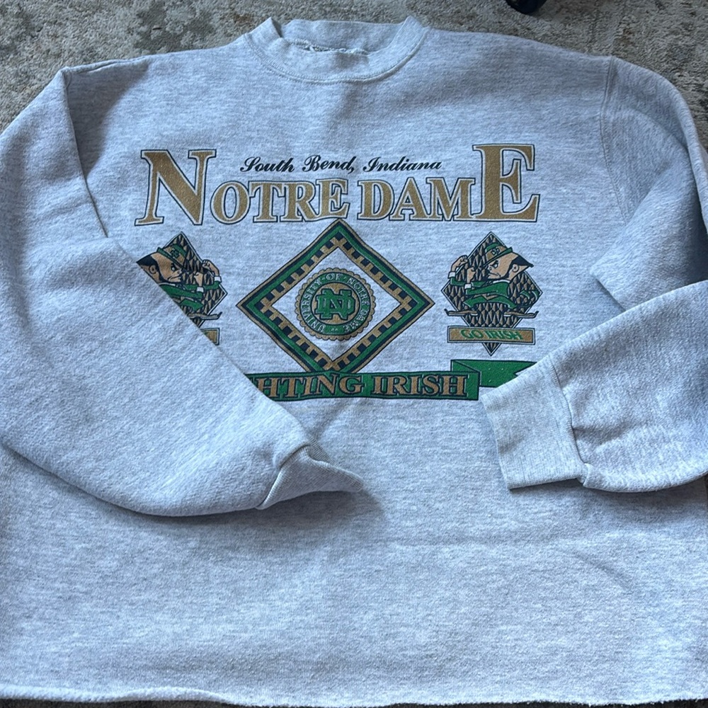 Cute vintage cropped NOTRE DAME sweatshirt